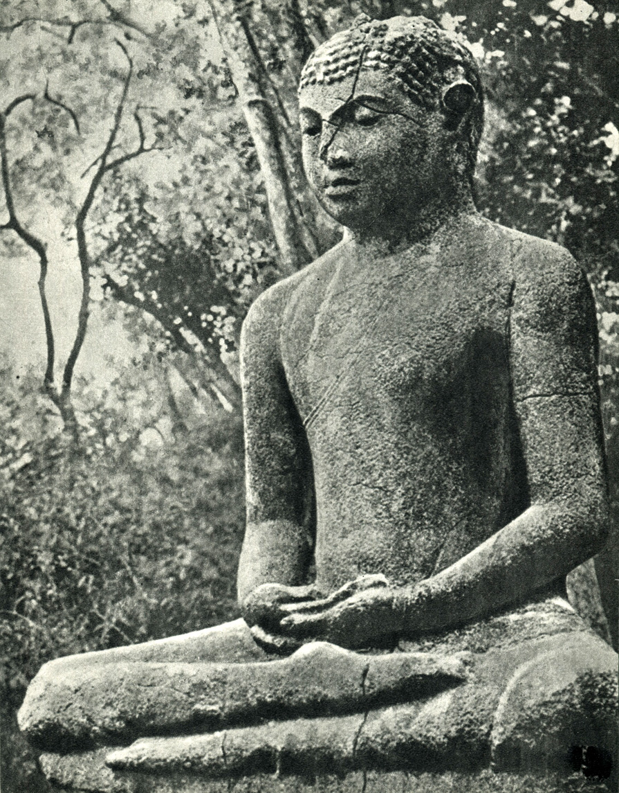 34. Сидящий Будда. Скульптура в Анурадхапуре Цейлон. IV-V вв.