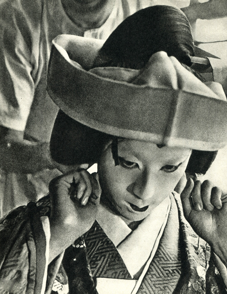 44. Актер театра Кабуки в гриме женщины