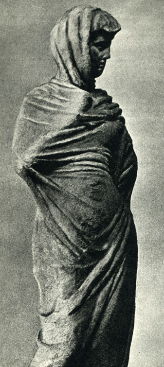 20. Девушка в плаще. Танагрская статуэтка. Терракота. Конец IV в. до н. э