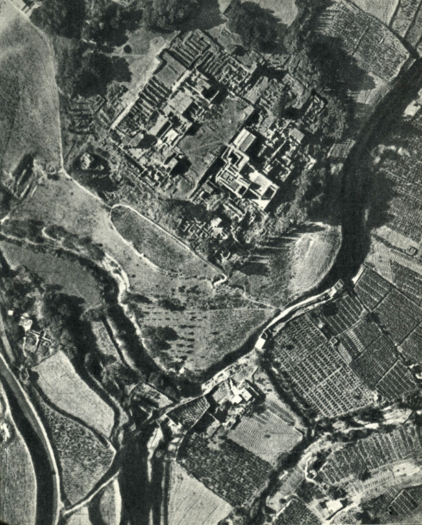 37. Кносский дворец на Крите. Вид с самолета