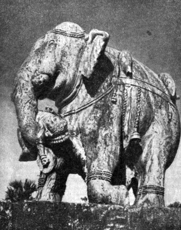 Слон, схвативший демона. Каменная статуя около Храма солнца в Конараке (XIII в.)