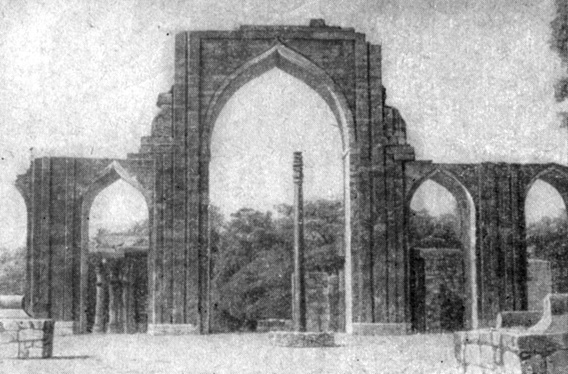 Развалины мечети Кувват-уль-Ислам и железный столп - монумент династии Гуптов