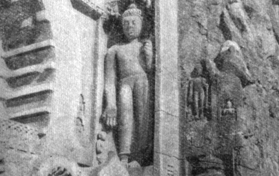 Аджанта. Буддийские скульптурные изображения при входе в пещеру № 9
