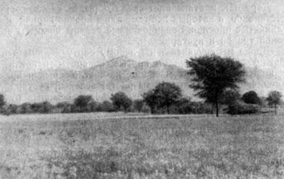 Сиваликскал цепь Гималаев со стороны равнины Пенджаба. В левой половине снимка на гребне видны уступы типа куэст