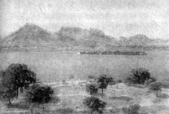 Удайпур. Вид от дворца-отеля. За озером поднимаются горы с моноклинальными гребнями типа куэст