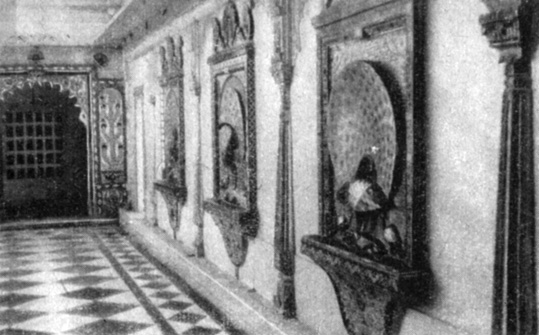 Павлины из цветных стекол и зеркальной мозаики в удайпурском дворце