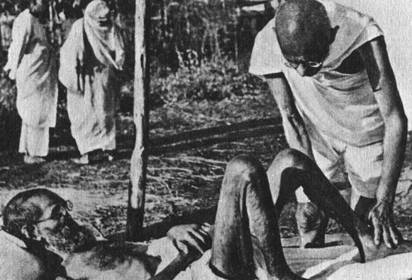 М. К. Ганди оказывает помощь больному проказой