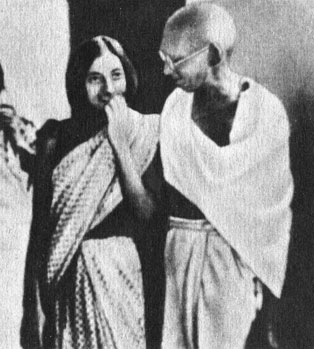 Индира с Махатмой Ганди. 1935 г.