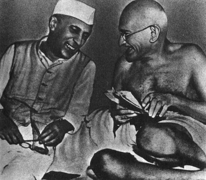 Махатма Ганди и Джавахарлал Неру. Из архива