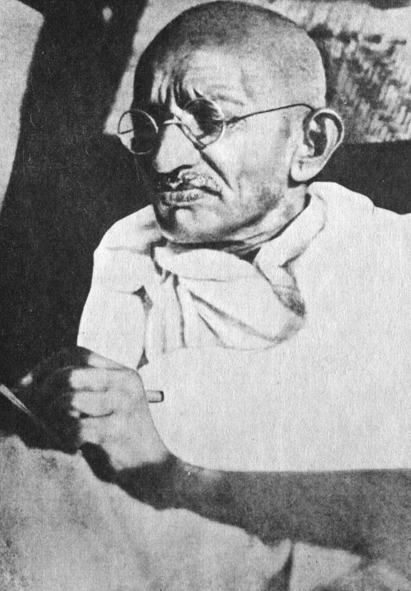 Махатма Ганди за работой: когда уставала правая рука, он писал левой