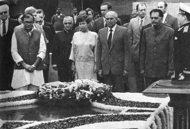 Возложение венка к месту кремации Махатмы Ганди. Ноябрь 1986 г.