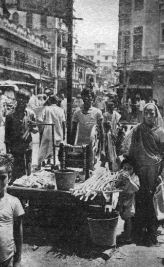 На улицах индийских: городов продают сок сахарного тростника