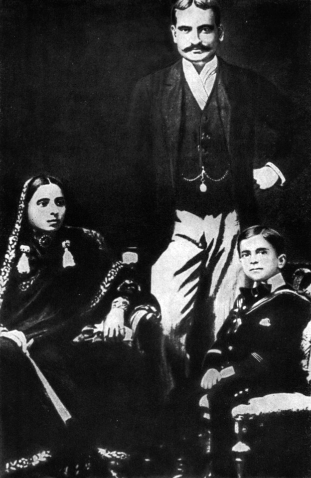 Джавахарлал с родителями