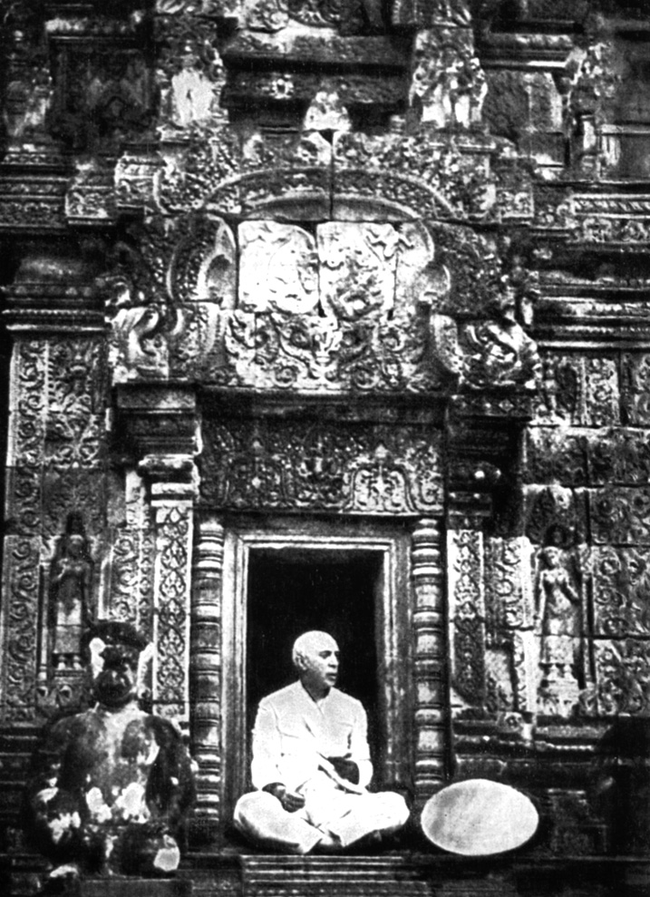 В храме близ Ангкора. Камбоджа. 1954 г.