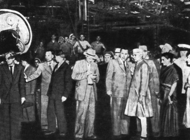 Дж. Неру и И. Ганди на советском заводе. Июнь 1955 г.