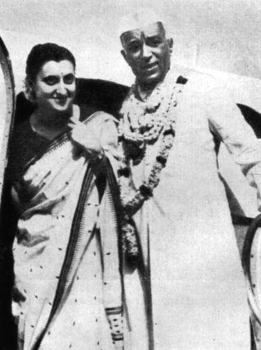 Джавахарлал Неру с дочерью Индирой Ганди
